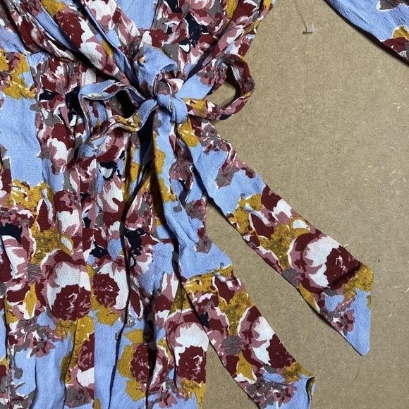 ASTR Blue Floral Print Romper Women's Medium M Long Sleeve Tie Waist Shorts EUC - Picture 5 of 9